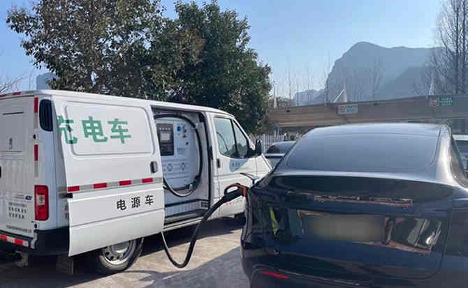 雷波汽车搭电